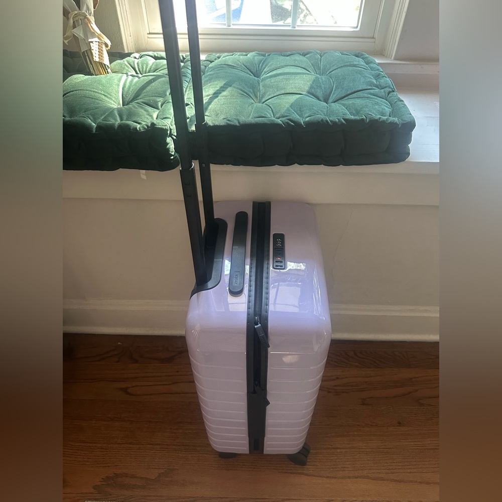 Away Luggage - The Bigger Carryon 💜Limited Edition ORCHID (Gloss)💜